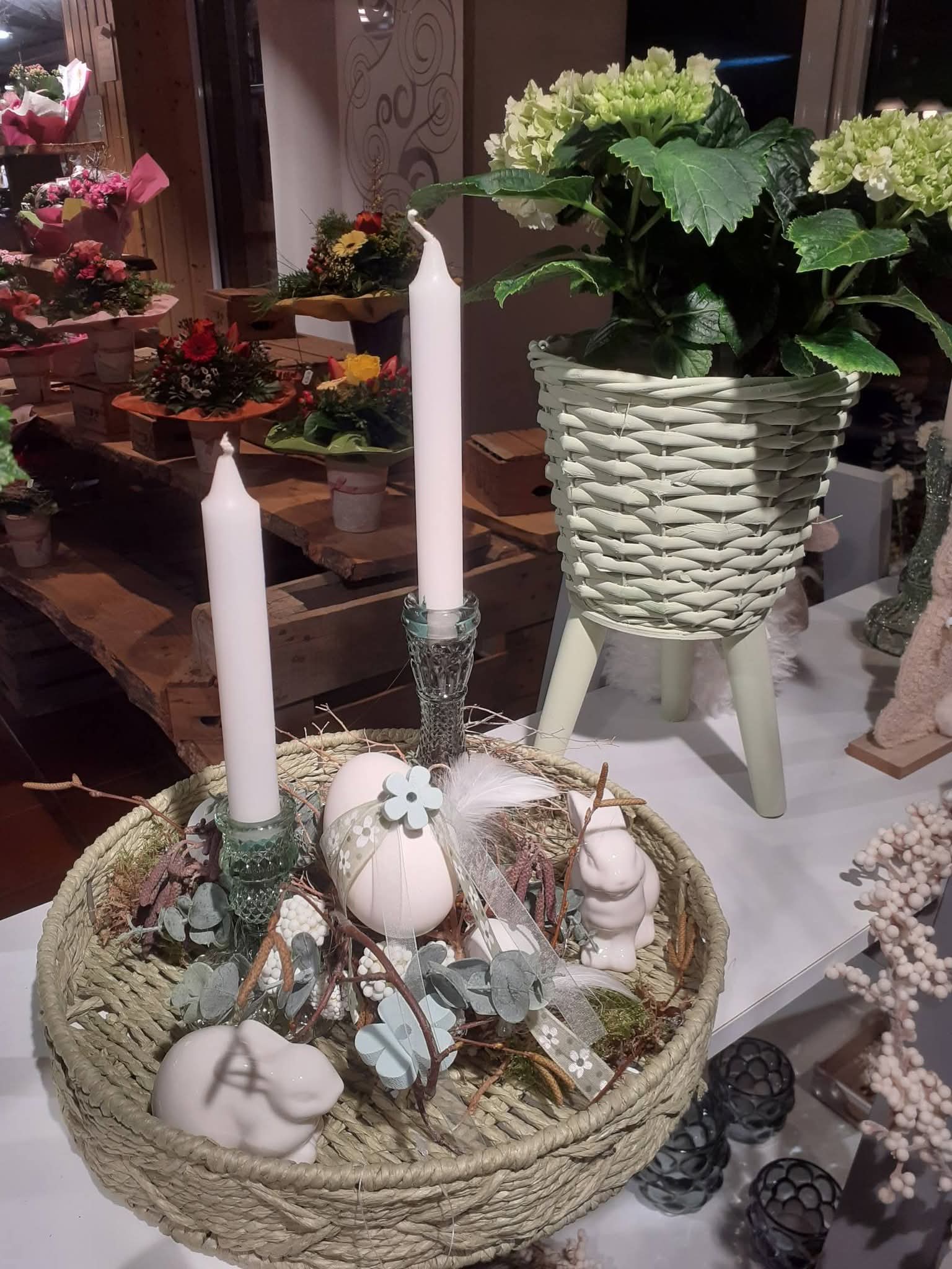 Foto Deko Osterhase mit Osterei und Kerzen